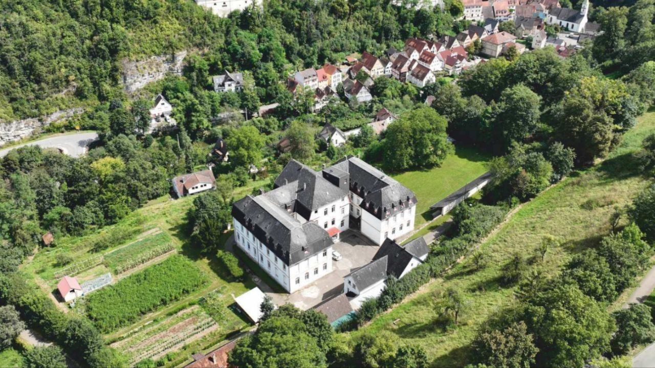 Luftbild des Missionshauses mit Gärten am Hang